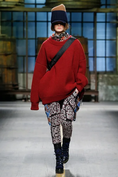 Look 10